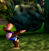 File:DK64-screenshot-Chunky-Kong-con-una-roccia.png