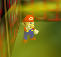 Mario nel gas tossico della Grotta Labirinto in Super Mario 64 (in alto) e in Super Mario 64 DS (in basso).