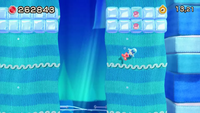 Uno Yoshi moto nei livelli Giù per il fiume! (in alto) e Contro il tempaccio, alito di ghiaccio! (in basso).
